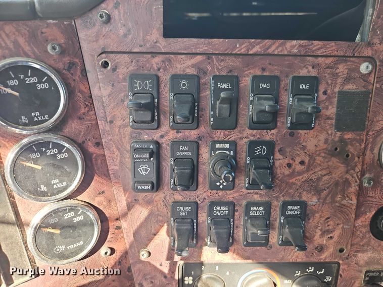 image for item EO4818 2000 International 9400i semi truck