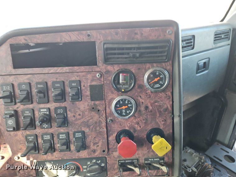 image for item EO4818 2000 International 9400i semi truck