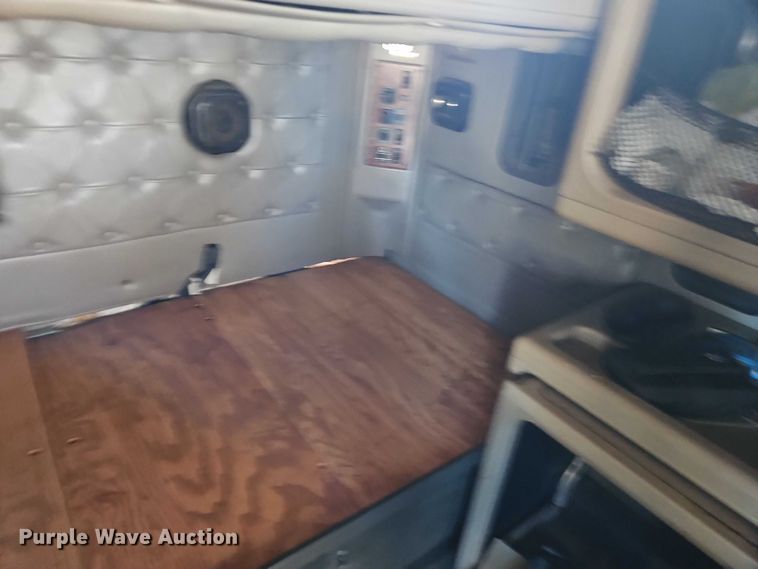 image for item EO4818 2000 International 9400i semi truck