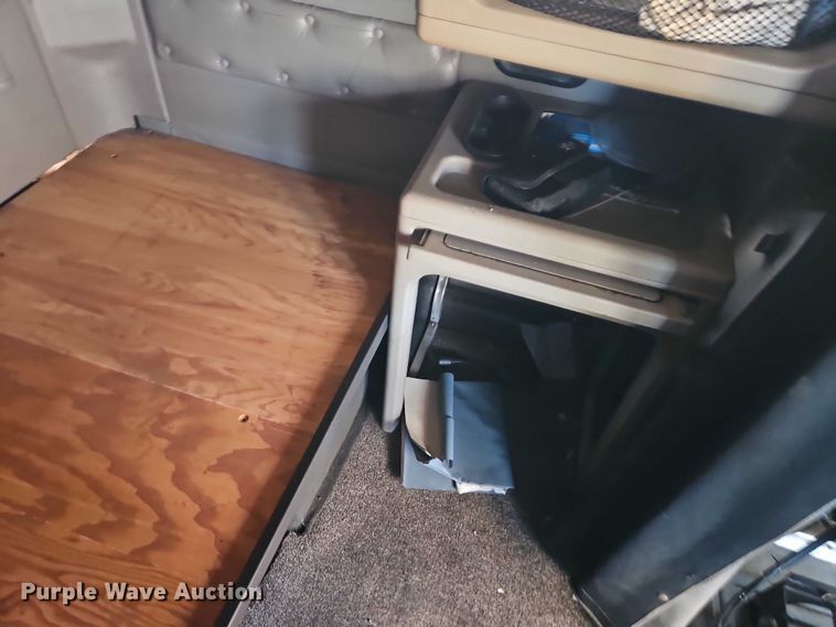 image for item EO4818 2000 International 9400i semi truck