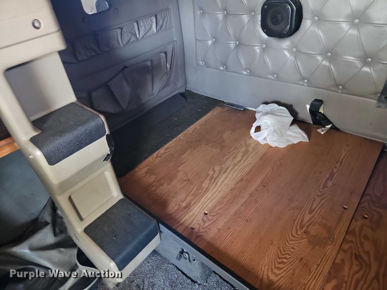 image for item EO4818 2000 International 9400i semi truck