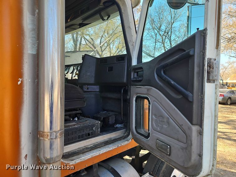 image for item EO4818 2000 International 9400i semi truck