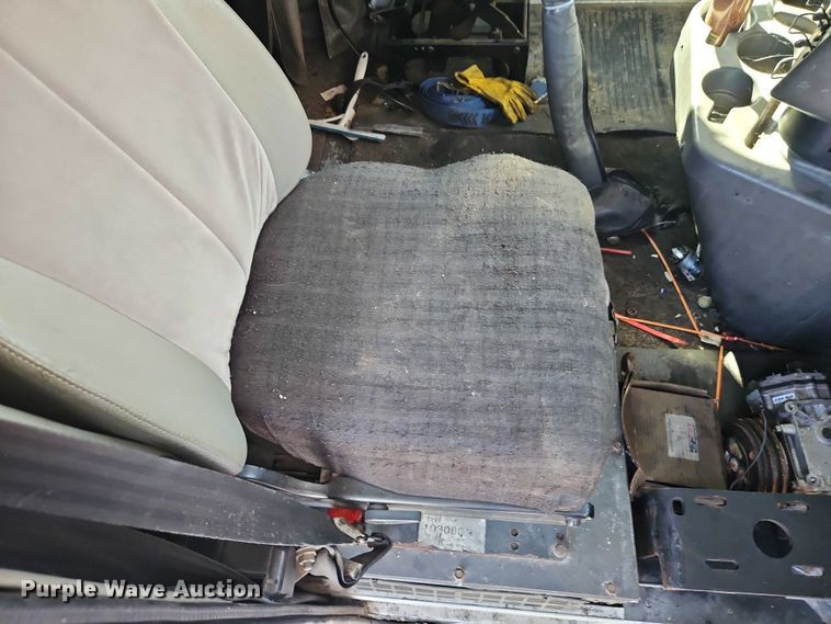 image for item EO4818 2000 International 9400i semi truck