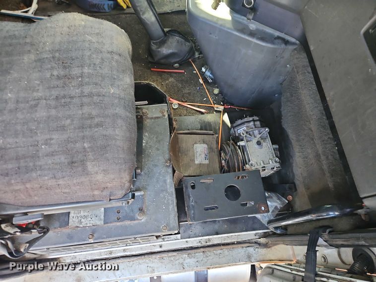 image for item EO4818 2000 International 9400i semi truck