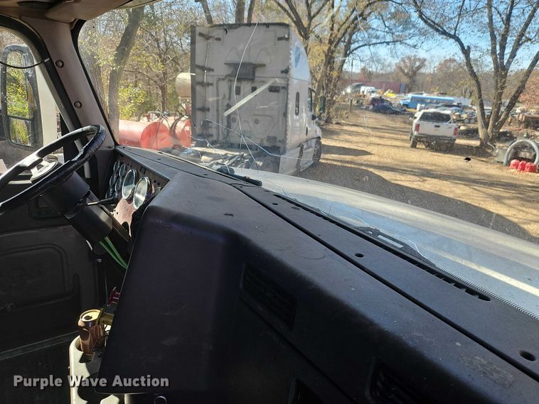 image for item EO4818 2000 International 9400i semi truck