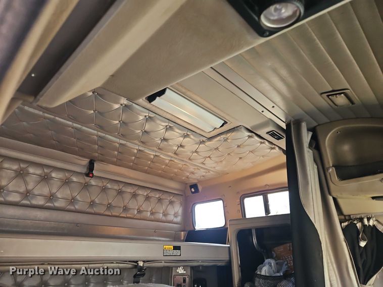 image for item EO4818 2000 International 9400i semi truck