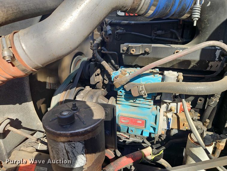 image for item EO4818 2000 International 9400i semi truck