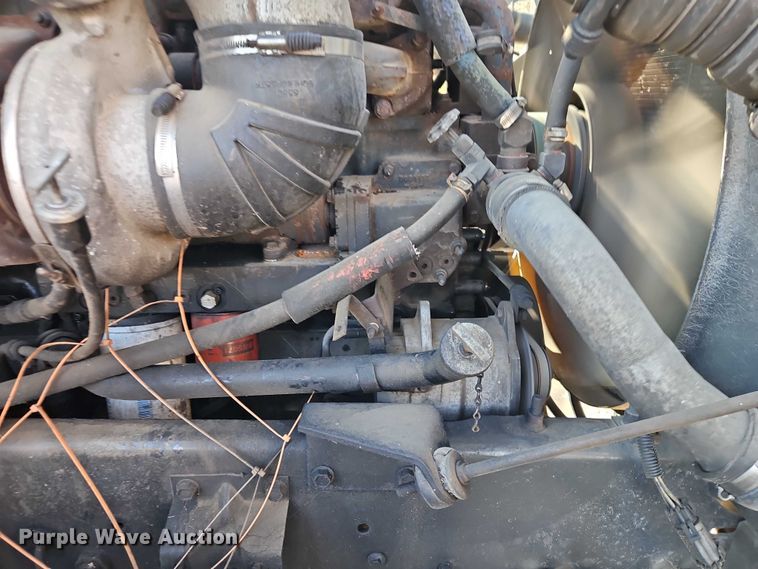 image for item EO4818 2000 International 9400i semi truck