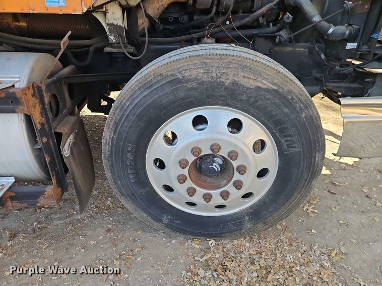 image for item EO4818 2000 International 9400i semi truck