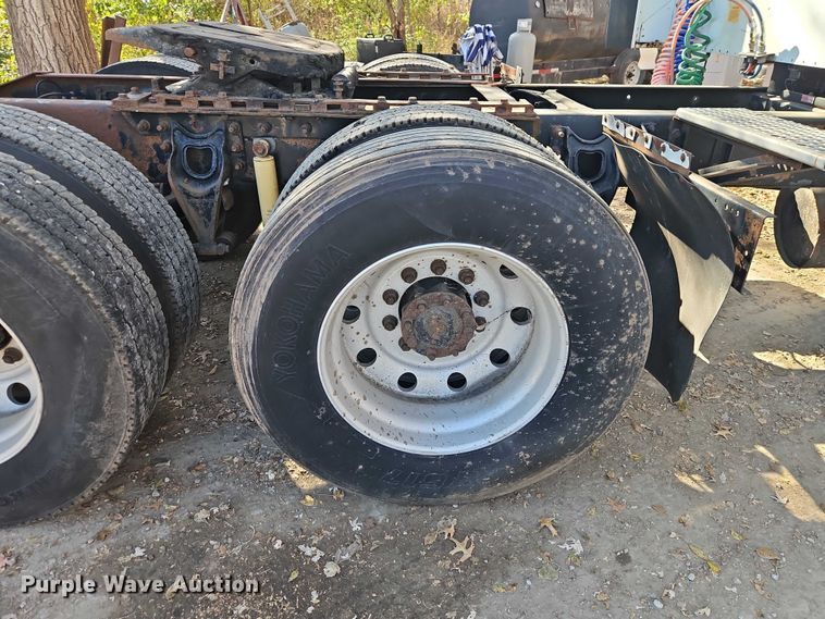 image for item EO4818 2000 International 9400i semi truck