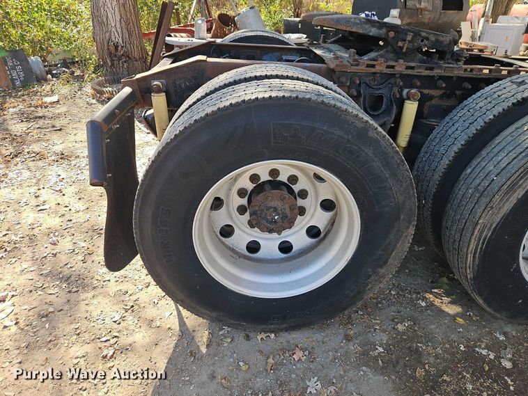 image for item EO4818 2000 International 9400i semi truck