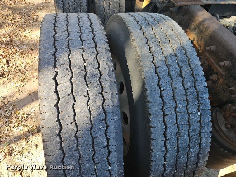 image for item EO4818 2000 International 9400i semi truck