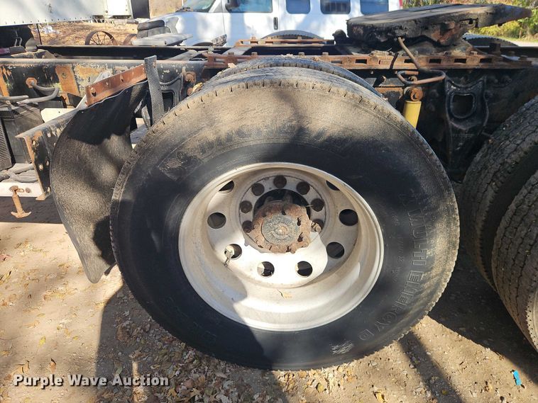 image for item EO4818 2000 International 9400i semi truck