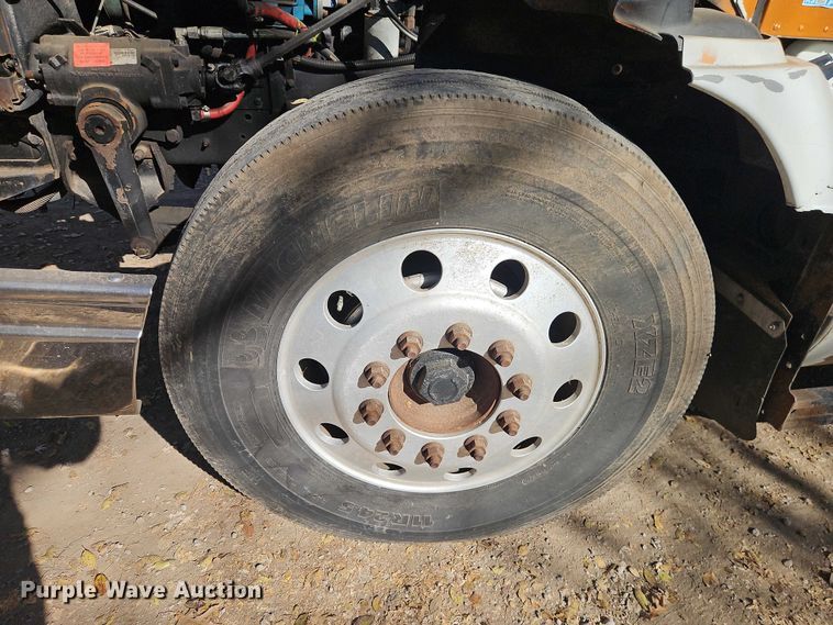 image for item EO4818 2000 International 9400i semi truck