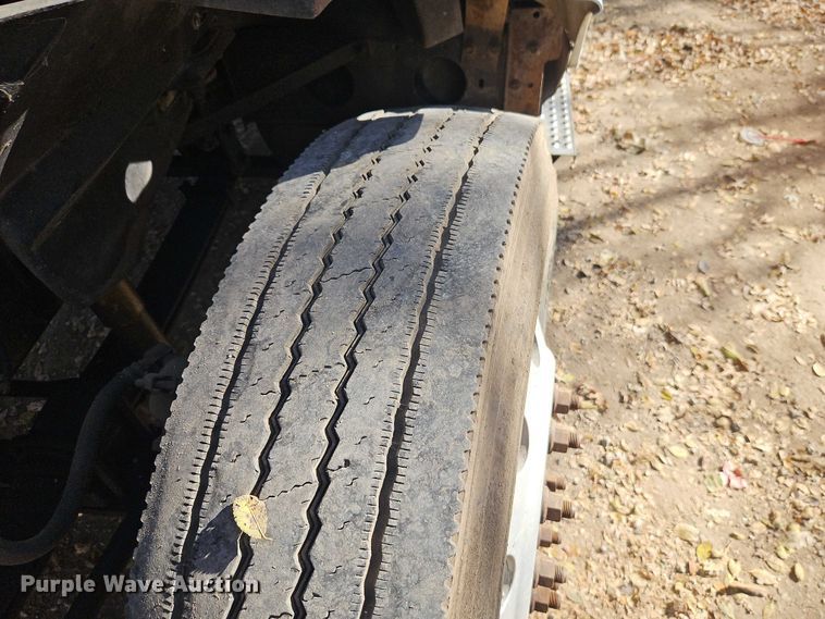 image for item EO4818 2000 International 9400i semi truck