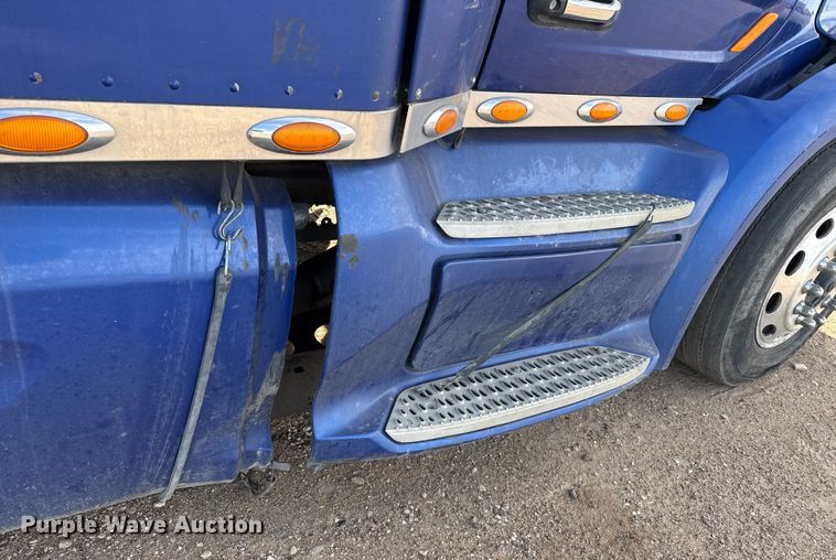 image for item EP2730 2016 Peterbilt 579 semi truck