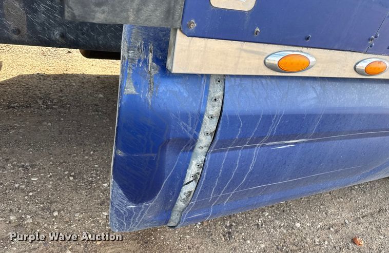 image for item EP2730 2016 Peterbilt 579 semi truck