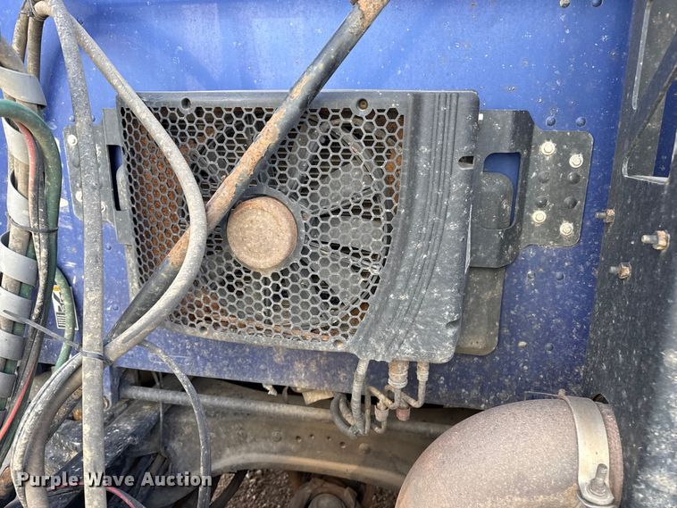 image for item EP2730 2016 Peterbilt 579 semi truck