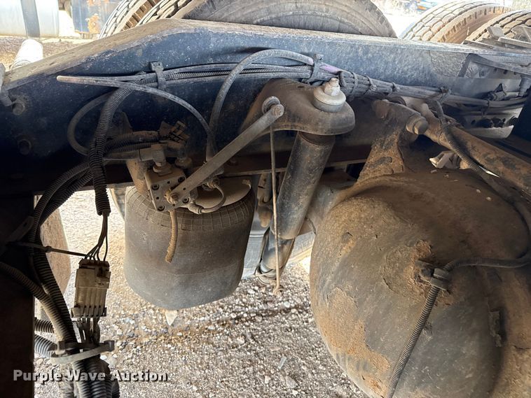 image for item EP2730 2016 Peterbilt 579 semi truck