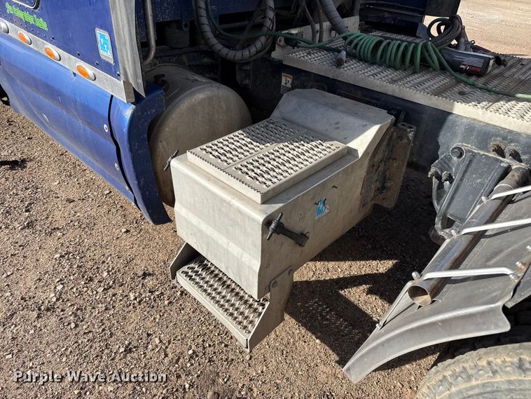 image for item EP2730 2016 Peterbilt 579 semi truck