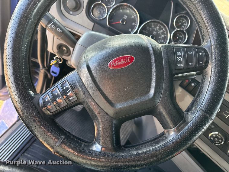 image for item EP2730 2016 Peterbilt 579 semi truck