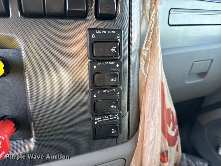 image for item EP2730 2016 Peterbilt 579 semi truck