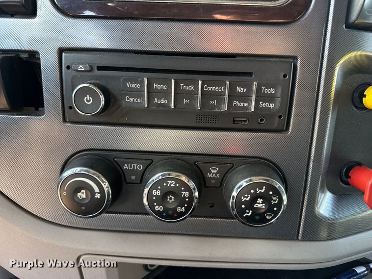 image for item EP2730 2016 Peterbilt 579 semi truck