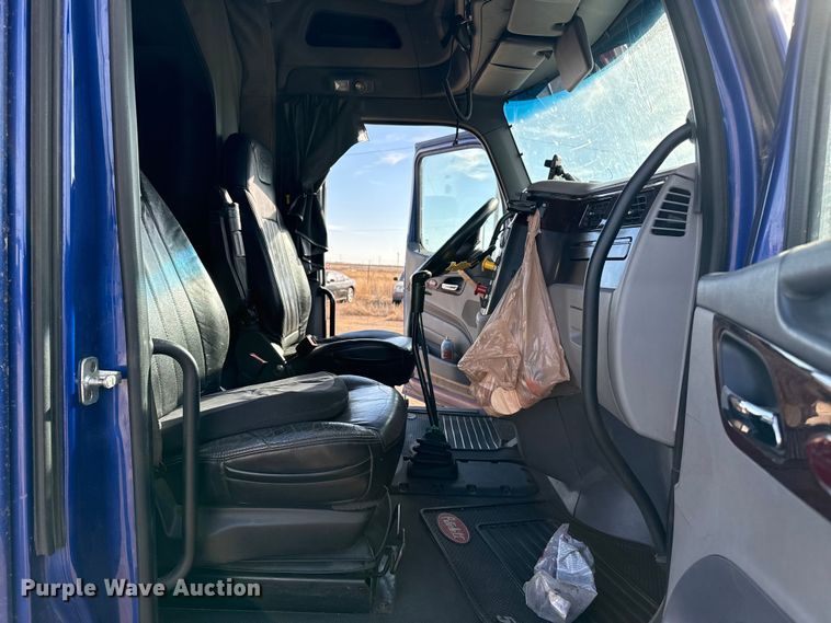 image for item EP2730 2016 Peterbilt 579 semi truck