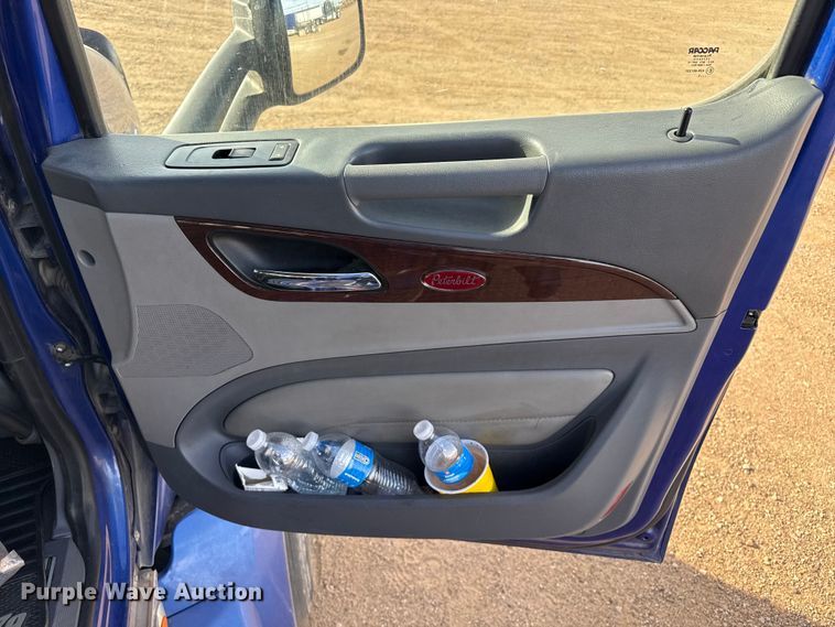 image for item EP2730 2016 Peterbilt 579 semi truck