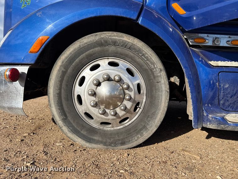 image for item EP2730 2016 Peterbilt 579 semi truck