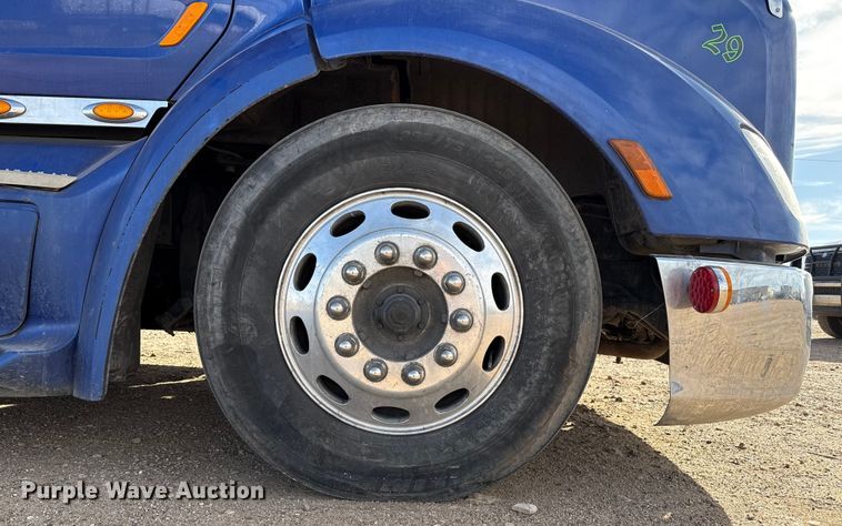 image for item EP2730 2016 Peterbilt 579 semi truck