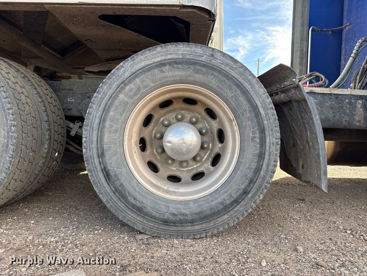 image for item EP2730 2016 Peterbilt 579 semi truck