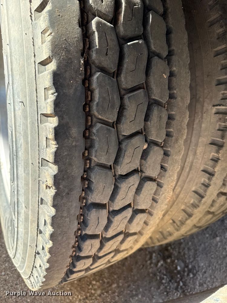 image for item EP2730 2016 Peterbilt 579 semi truck