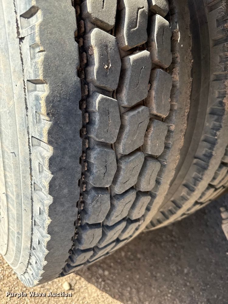 image for item EP2730 2016 Peterbilt 579 semi truck