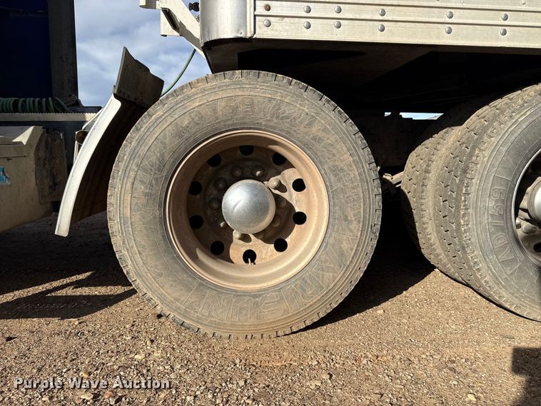 image for item EP2730 2016 Peterbilt 579 semi truck