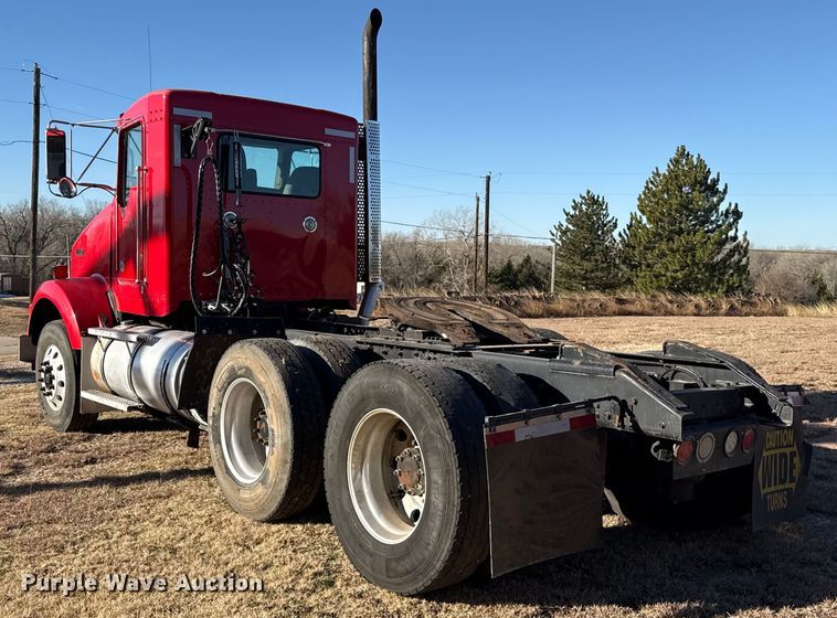 image for item EP2732 2011 Kenworth T800 semi truck