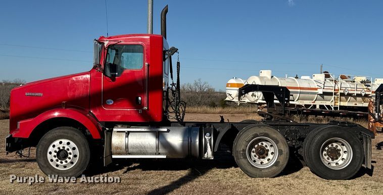 image for item EP2732 2011 Kenworth T800 semi truck