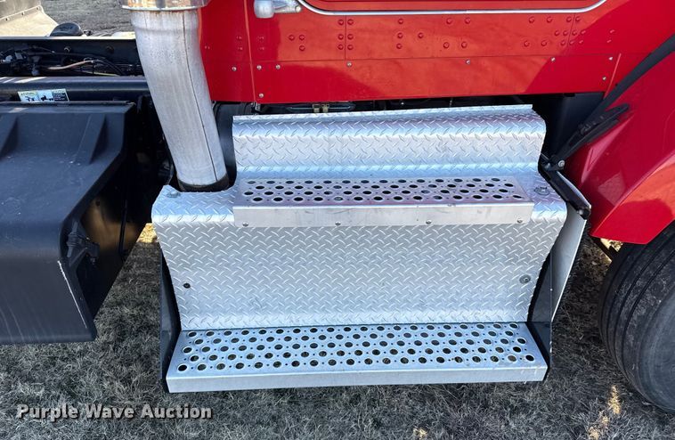 image for item EP2732 2011 Kenworth T800 semi truck