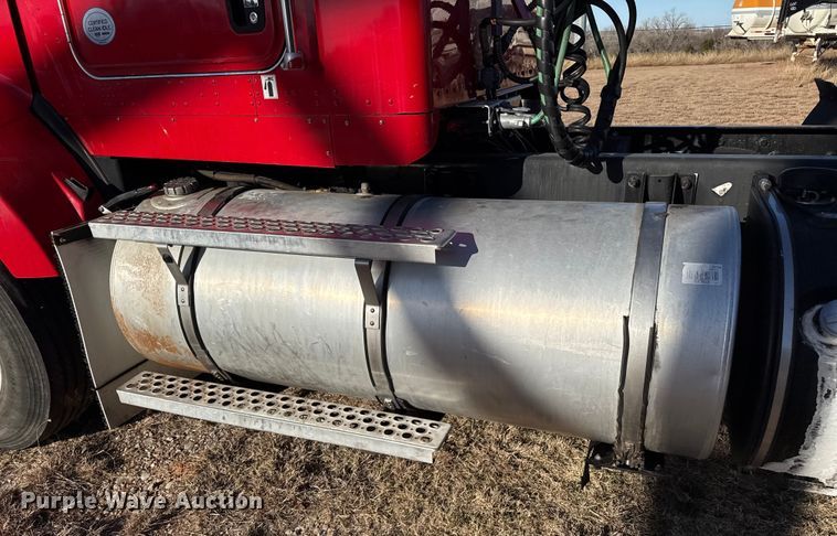 image for item EP2732 2011 Kenworth T800 semi truck