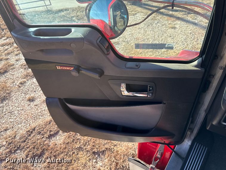 image for item EP2732 2011 Kenworth T800 semi truck