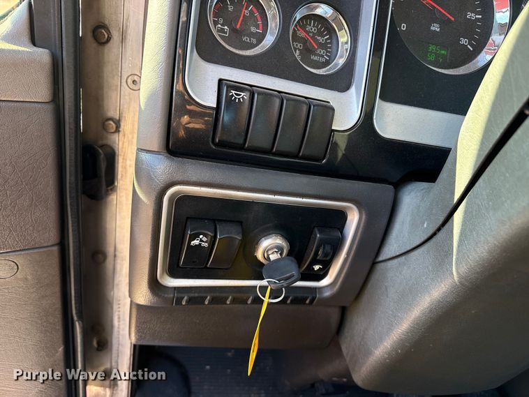 image for item EP2732 2011 Kenworth T800 semi truck