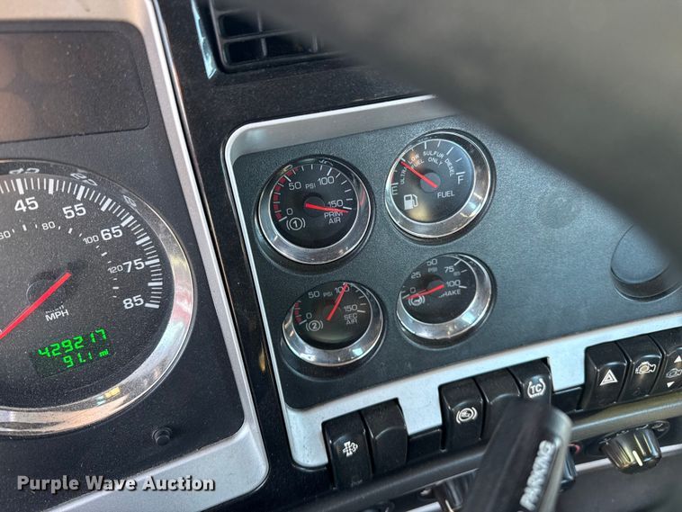 image for item EP2732 2011 Kenworth T800 semi truck