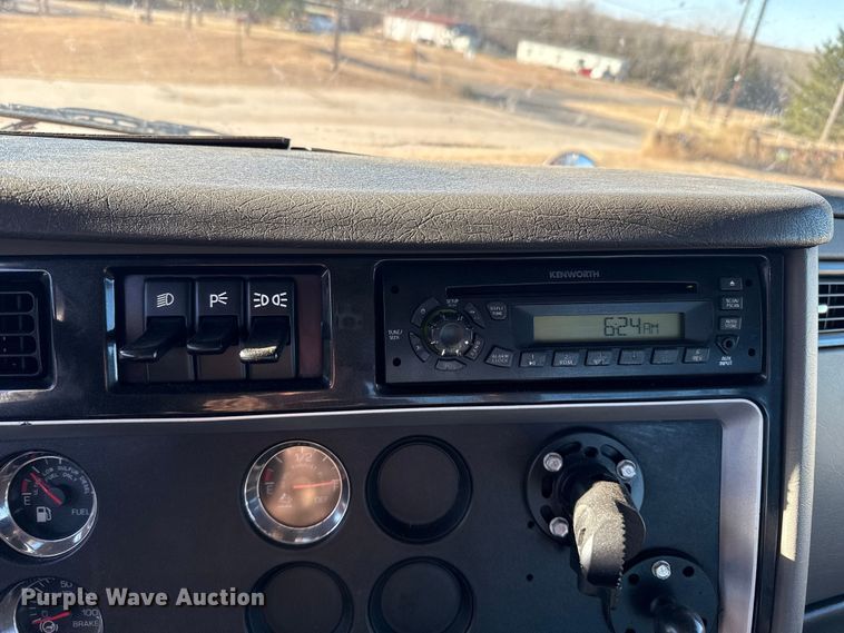 image for item EP2732 2011 Kenworth T800 semi truck