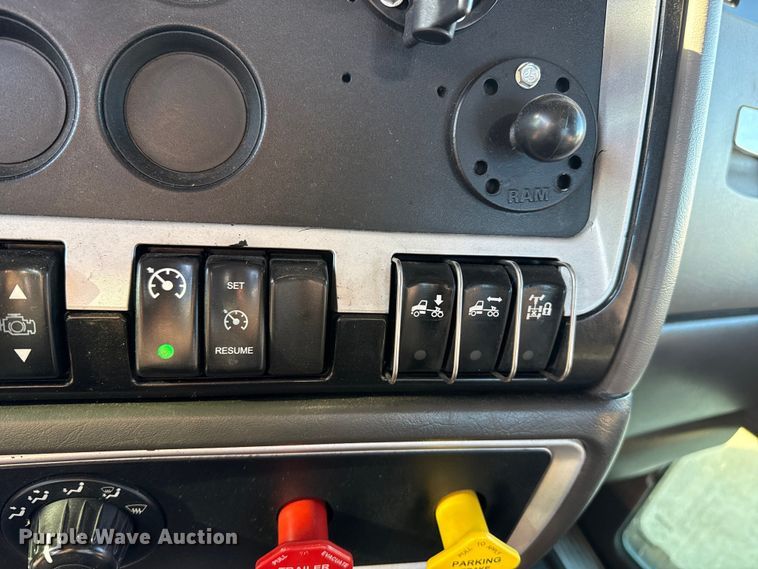 image for item EP2732 2011 Kenworth T800 semi truck