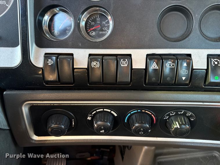 image for item EP2732 2011 Kenworth T800 semi truck