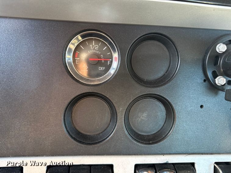 image for item EP2732 2011 Kenworth T800 semi truck