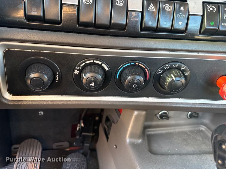 image for item EP2732 2011 Kenworth T800 semi truck