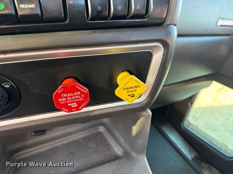 image for item EP2732 2011 Kenworth T800 semi truck