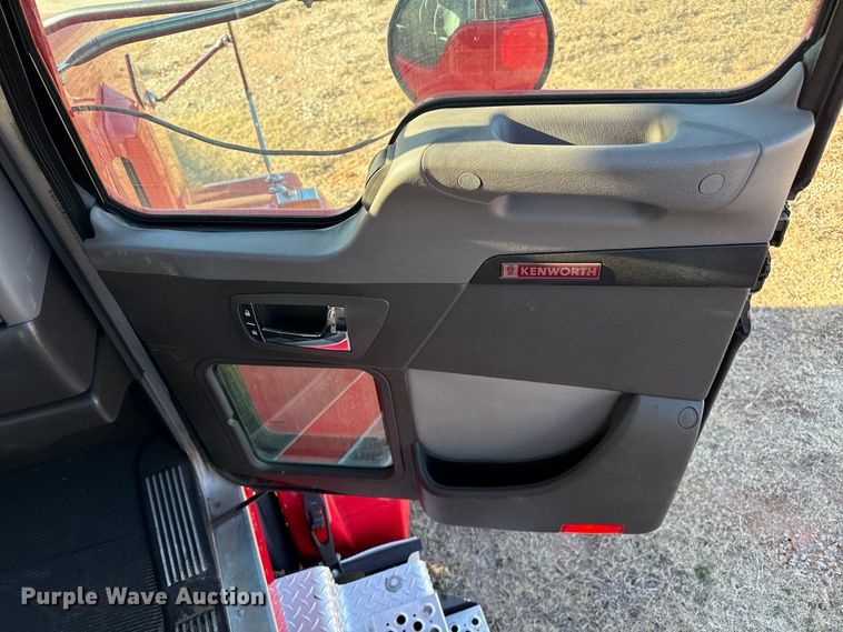 image for item EP2732 2011 Kenworth T800 semi truck
