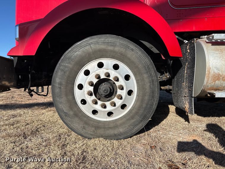 image for item EP2732 2011 Kenworth T800 semi truck